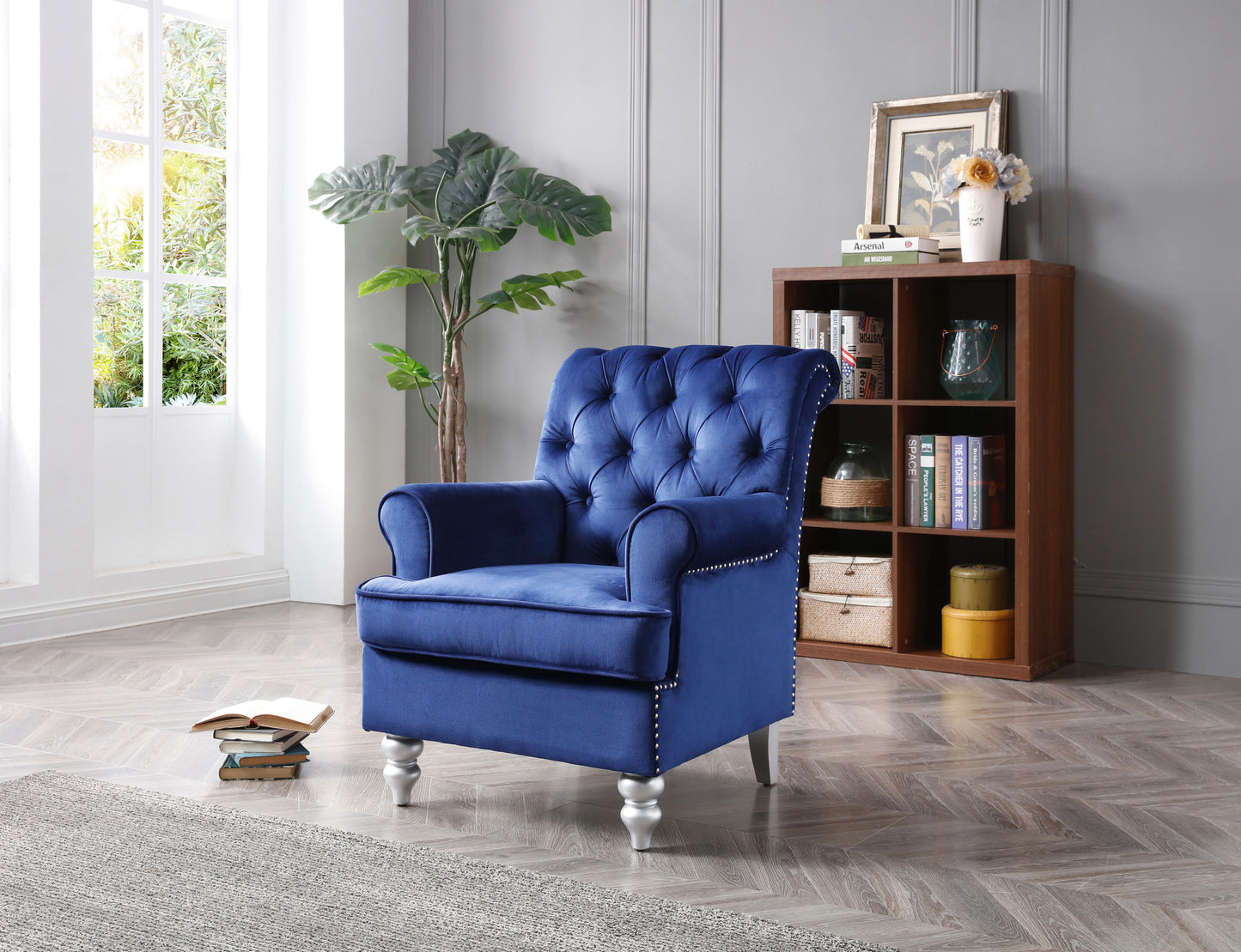 Elegant Round Arm Traditional Chair